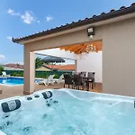 Villa With Pool, Sauna And Jacuzzi Buroli