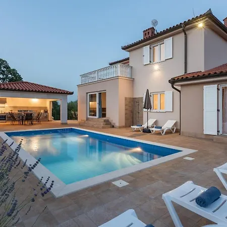 With Pool, Sauna And Jacuzzi 빌라 Buroli