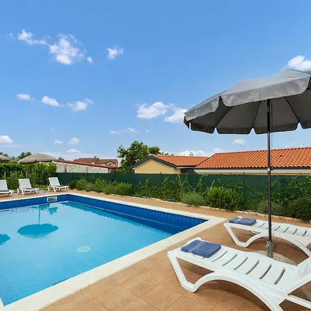 빌라 With Pool, Sauna And Jacuzzi Buroli