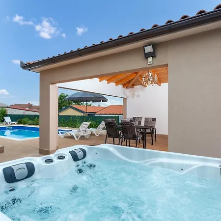 Вилла With Pool, Sauna And Jacuzzi Buroli