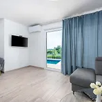 With Pool, Sauna&jacuzzi * Buroli