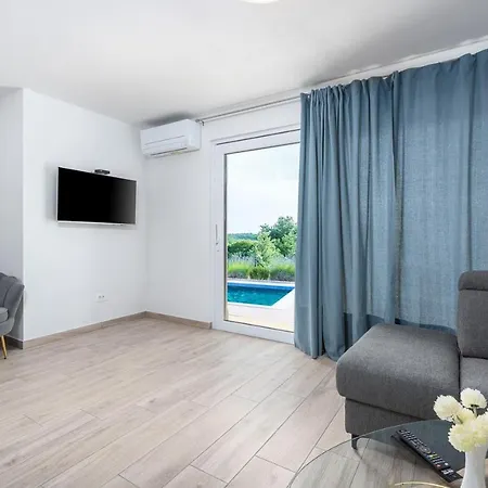 With Pool, Sauna And Jacuzzi * Buroli