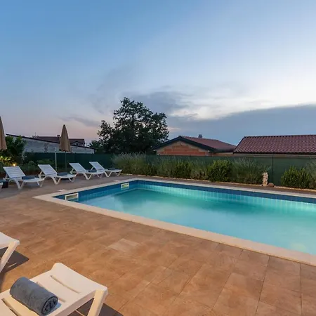 With Pool, Sauna And Jacuzzi * Buroli