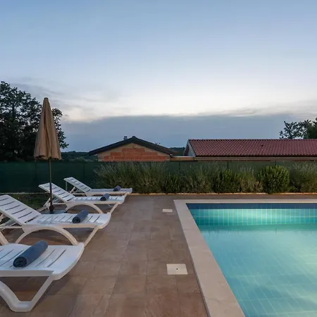 Villa With Pool, Sauna And Jacuzzi *