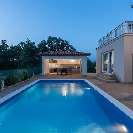Villa With Pool, Sauna And Jacuzzi *