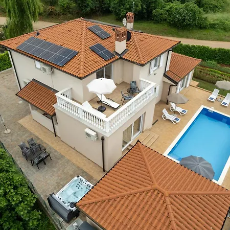 Villa With Pool, Sauna And Jacuzzi *