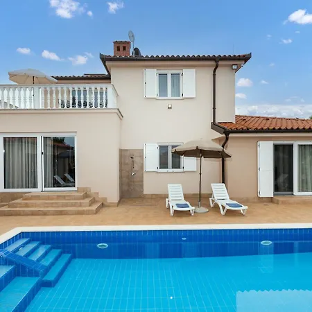 Villa With Pool, Sauna&jacuzzi *