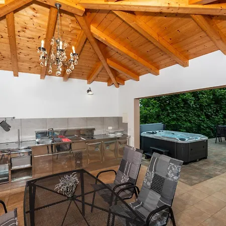Villa With Pool, Sauna&jacuzzi *
