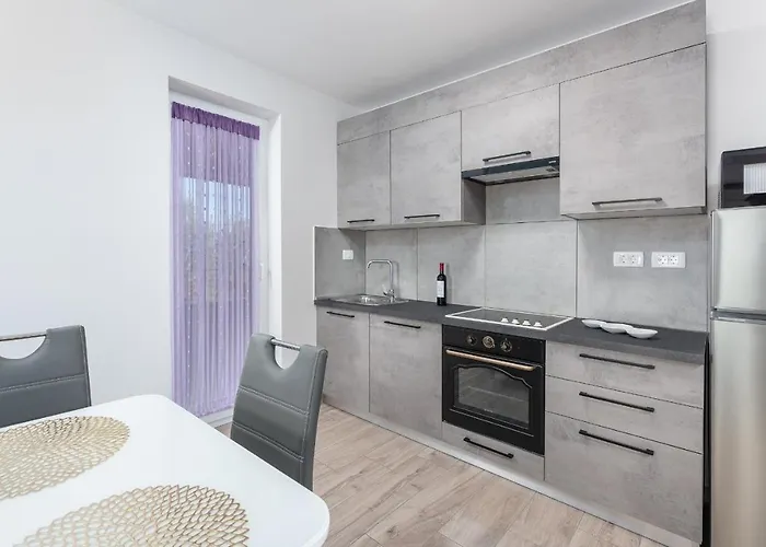 Villa With Pool, Sauna And Jacuzzi *