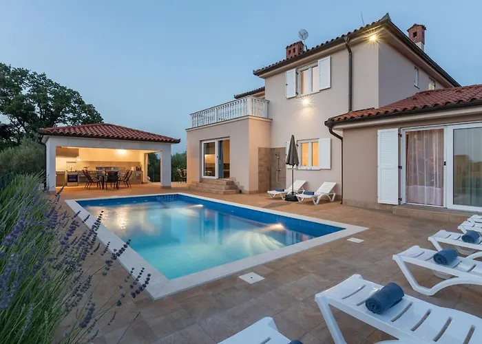 With Pool, Sauna And Jacuzzi Villa Buroli
