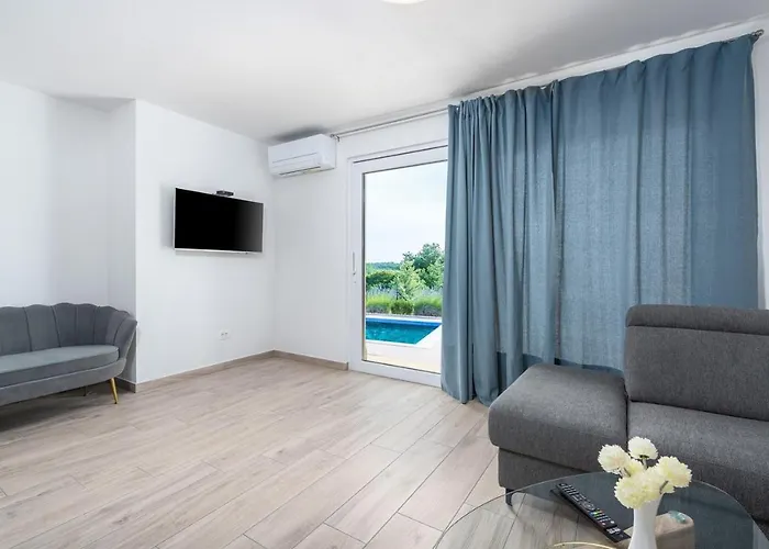 With Pool, Sauna And Jacuzzi * Buroli