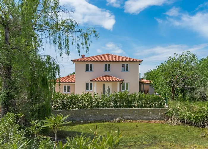 Villa With Pool, Sauna And Jacuzzi Buroli
