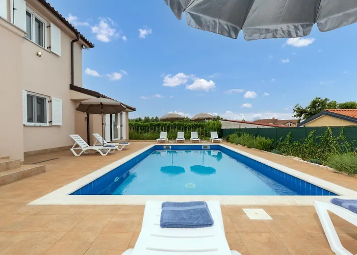 Villa With Pool, Sauna And Jacuzzi *