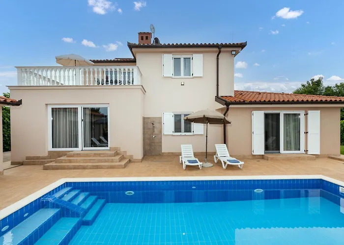 Villa With Pool, Sauna And Jacuzzi *