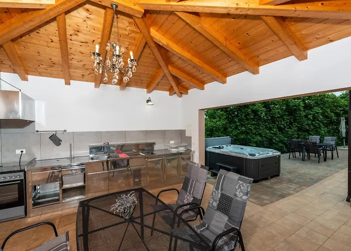 Villa With Pool, Sauna And Jacuzzi *