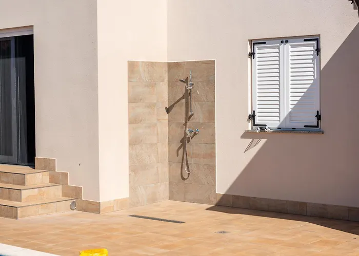 With Pool, Sauna And Jacuzzi * Buroli