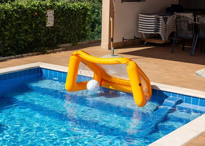 With Pool, Sauna And Jacuzzi Villa Buroli